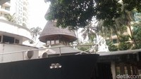 Kini masyarakat lebih mengenal masjid ini dengan sebutan Masjid Perahu. Letaknya juga tak jauh dari Mall Kota Kasablanka dan berada tepat di Jalan Menteng Pulo Raya No. 23, Jakarta Selatan.