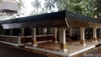 Masjid Agung Al Munada Darussalam Baiturrahman yang berada di kepadatan Jakarta Selatan menyimpan keunikan dan sejarah yang mendalam, mulai dari terdapat bangunan berbentuk perahu hingga adanya emas seberat tiga kilogram di ujung kubahnya.