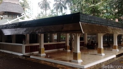 Masjid Unik di Jaksel, Ada Perahu hingga Emas Tiga Kilogram