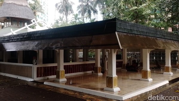Masjid Unik di Jaksel, Ada Perahu hingga Emas Tiga Kilogram
