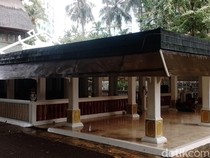 Masjid Unik di Jaksel, Ada Perahu hingga Emas Tiga Kilogram