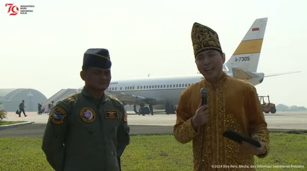 Mayor Pnb Kresna Hendra Wibawa (kiri) menerbangkan bendera pusaka dan teks proklamator menuju ke IKN, Sabtu (10/8/2024).