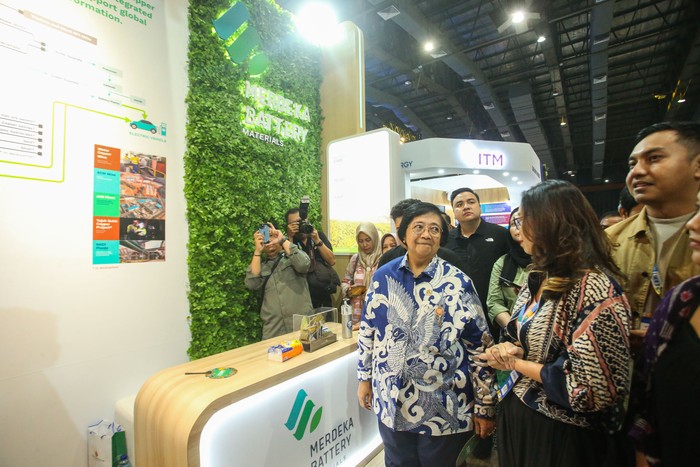Menteri LHK kunjungi booth Merdeka Copper Gold.