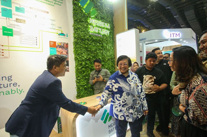 Menteri LHK kunjungi booth Merdeka Copper Gold.