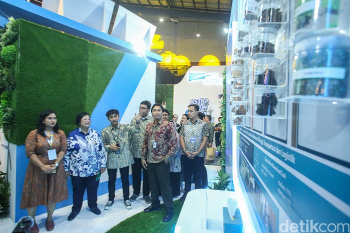 Menteri LHK Siti Nurbaya Kunjungi Booth PLN di Festival LIKE 2