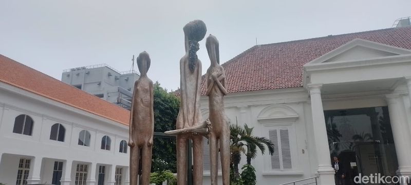 Gedung Galeri Nasional Indonesia kini tengah menghelat karya-karya dari dua seniman, Dolorosa Sinaga dan Budi Santoso. Yuk lihat.