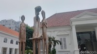 Ada lima patung yang dipajang di luar bangunan, di antaranya yang menarik adalah patung Monumen Pembantaian Massal 1965-1966.