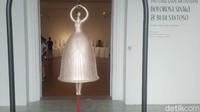 Dolorosa yang telah berkarya selama beberapa dekade berkolaborasi dengan sang murid Budi, upaya mereka untuk mengingatkan peristiwa-peristiwa penting nan getir hadir dalam sebuah karya.