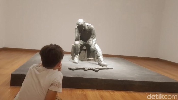 Merawat Ingatan Masa Lalu di Pameran Patung Galeri Nasional Indonesia Gedung Galeri Nasional Indonesia kini tengah menghelat karya-karya dari dua seniman, Dolorosa Sinaga dan Budi Santoso. Yuk lihat.
