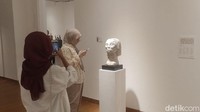 Belum lagi, kala berkunjung ke pameran ini lantunan musik yang agak kelam namun sedih menambah atmosfer dan pengalaman yang berbeda. Saat melihat patung dan membaca deskripsi disampingnya seakan dibawa pada emosi yang bercampur.