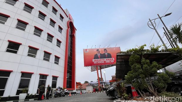 Meski siap tinggalkan Anies Baswedan di Pilkada Jakarta, baliho Jakarta AMAN berfoto Anies dan Sohibul Iman masih mejeng di Markas PKS. Foto: Ondang/detikcom