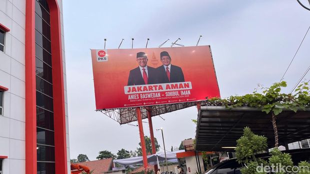 Meski siap tinggalkan Anies Baswedan di Pilkada Jakarta, baliho Jakarta AMAN berfoto Anies dan Sohibul Iman masih mejeng di Markas PKS. Foto: Ondang/detikcom