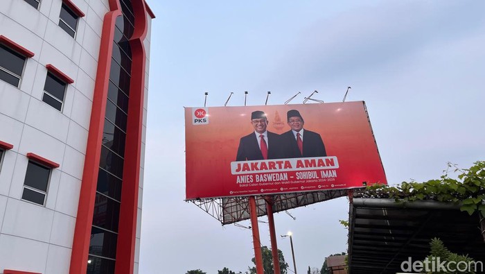 Meski siap tinggalkan Anies Baswedan di Pilkada Jakarta, baliho Jakarta AMAN berfoto Anies dan Sohibul Iman masih mejeng di Markas PKS. Foto: Ondang/detikcom