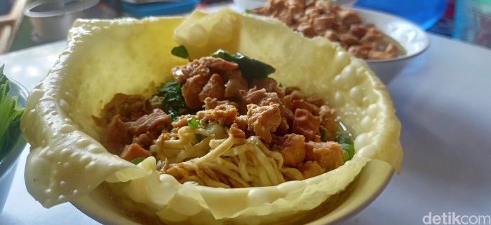 Mi ayam dengan beragam jenis sajian. Mulai dari mangkuk pangsit sampai porsi yang melimpah di gang sempit di Banjarnegara.