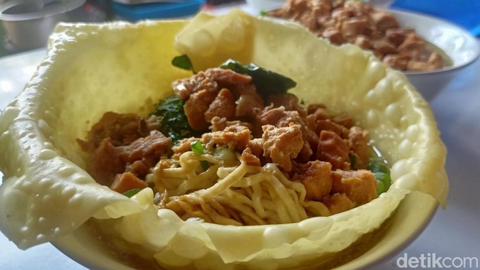 Mi ayam dengan beragam jenis sajian. Mulai dari mangkuk pangsit sampai porsi yang melimpah di gang sempit di Banjarnegara.