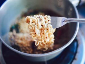 Mie Instan hingga Roti, Makanan Murah yang Jadi Andalan Banyak Orang
