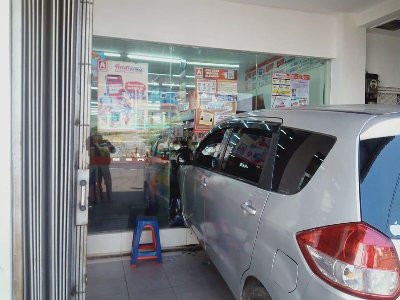 Mobil Suzuki Ertiga menyeruduk minimarket hingga kaca pecah di Puncak, Cisarua, Bogor.