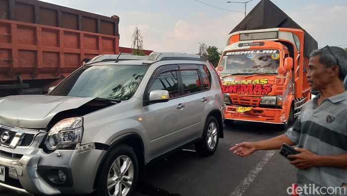Mobil yang terlibat kecelakaan beruntun di Jalan Jogja-Solo Desa Klepu, Kecamatan Ceper, Klaten, Sabtu (10/8/2024).