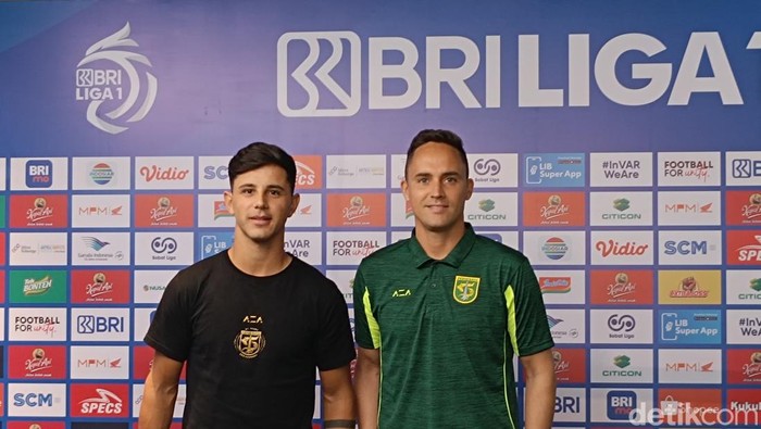 Pelatih Paul Munster (kanan) bersama Winger Persebaya Bruno Moreira saat konferensi pers jelang laga Persebaya vs PSS.