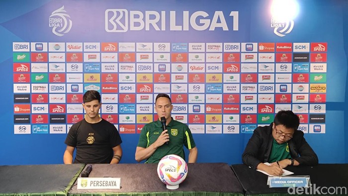 Pelatih Paul Munster (kanan) bersama Winger Persebaya Bruno Moreira saat konferensi pers jelang laga Persebaya vs PSS.
