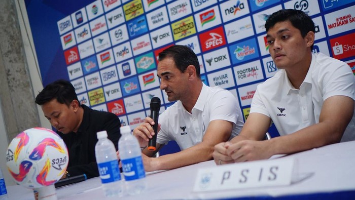 Pelatih PSIS Semarang, Gilbert Agius saat sesi jumpa pers PSIS vs Persita di Magelang, Sabtu (10/8/2024).