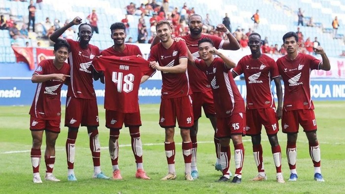 Pemain PSM Makassar selebrasi kemenangan dengan membawa jersey nomor 48 milik M Arfan.
