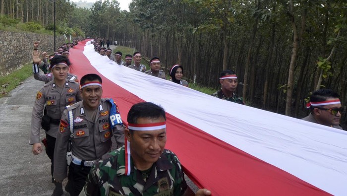 Pembentangan bendera Merah Putih TNI-Polri Sejumlah personel TNI-Polri membentangan Bendera Merah Putih di Bukit Aslan, Sukabumi, Kota Bandar Lampung, Lampung, Sabtu (10/8/2024). Pembetangan Bendera Merah Putih sepanjang 79 meter tersebut merupakan rangkaian memperingati HUT ke-79 Kemerdekaan RI. ANTARA FOTO/Ardiansyah/YU