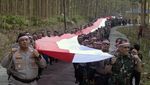 Bendera Merah Putih 79 Meter Membentang di Bukit Aslan