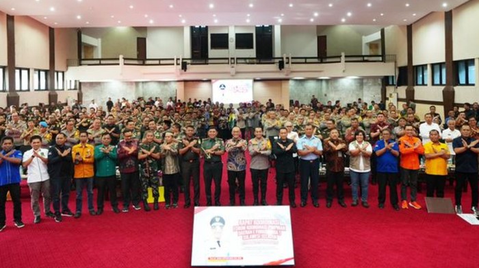 Pemprov Sulsel menyerahkan dana hibah kepada 11 parpol di DPRD Sulsel.