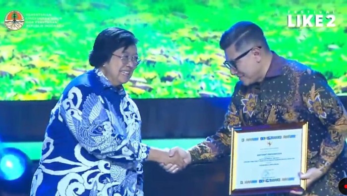 Pemred detikcom Alfito Deannova Gintings dan Wapemred Elvan Dany Sutrisno menerima penghargaan dalam kategori Tokoh Media Lingkungan dari KLHK. Screetshot YouTube