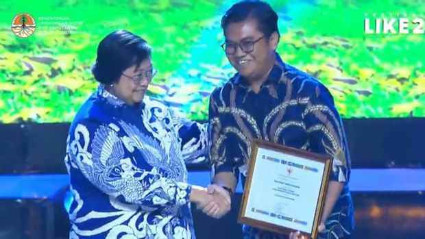 Pemred detikcom Alfito Deannova Gintings dan Wapemred Elvan Dany Sutrisno menerima penghargaan dalam kategori Tokoh Media Lingkungan dari KLHK. Screetshot YouTube