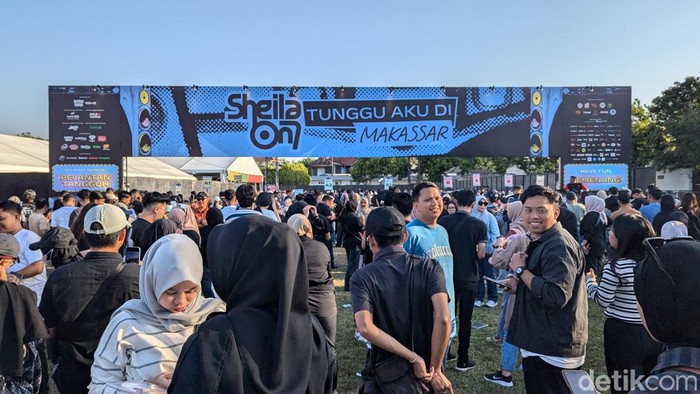 Penonton konser Sheila On 7 di Makassar mengantre masuk ke lokasi konser.