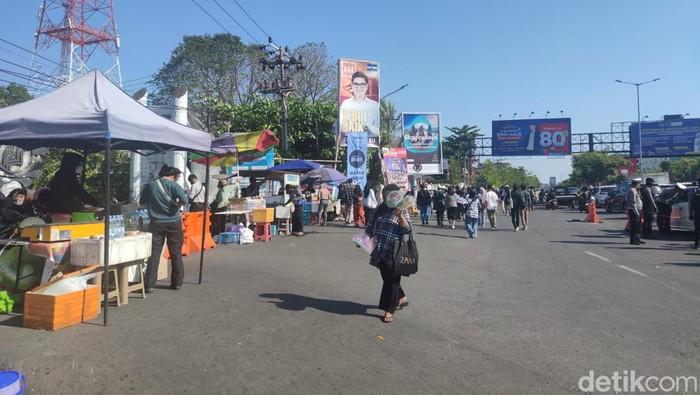 Penonton konser Sheila On 7 di Makassar sudah mulai berdatangan.