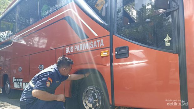 Petugas sidak kendaraan pariwisata di Kota Blitar