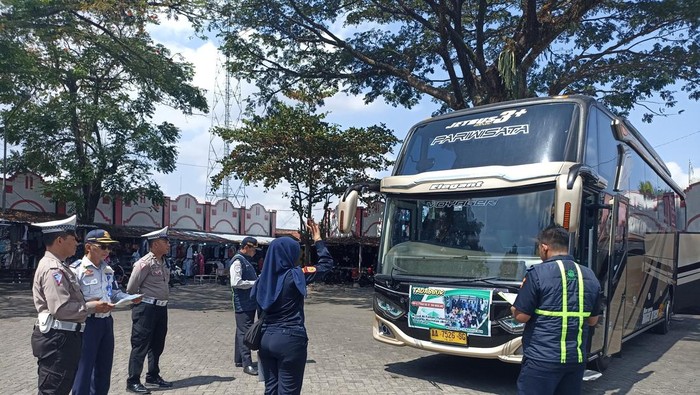 Petugas sidak kendaraan pariwisata di Kota Blitar