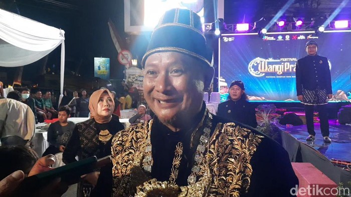 Pj Bupati Pati Henggar Budi Anggoro saat tampil di acara Festival Wangi Pradesa di Alun-alun Pati, Jumat (9/8/2024) malam.