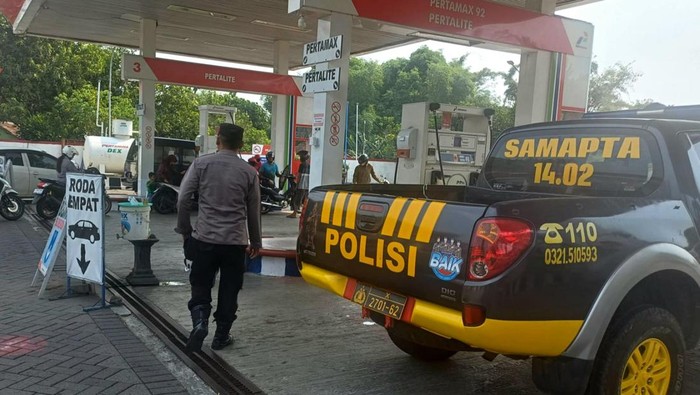 Polisi patroli SPBU di Mojokerto