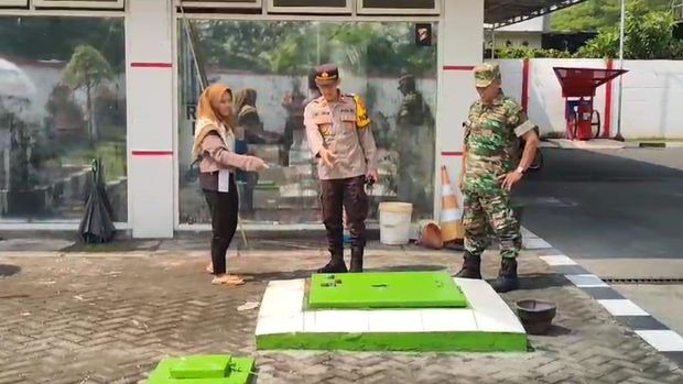 Polisi patroli SPBU Mojokerto setelah harga Pertamax naik