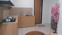 Di dalamnya ada ruang kerja, ruang keluarga, 1 kamar utama dengan kamar mandi, 2 kamar anak, 1 kamar mandi, dapur, ruang makan, dan service area.