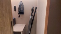 Di kamar ini juga disediakan setrika beserta mejanya. Foto: Almadinah Putri Brilian/deikcom