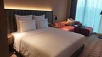 Ini merupakan kamar Presidensial Suite dengan luas 32 m2. Di dalamnya terdapat kasur, sofa, TV, dan lemari. Foto: Almadinah Putri Brilian/deikcom