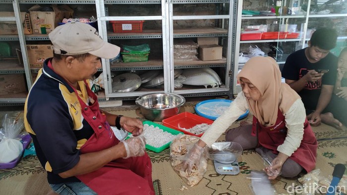 Proses produksi keripik kara benguk di dapur Mucuna Chips, Kaliagung, Sentolo, Kulon Progo, Sabtu (10/8/2024).
