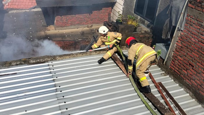 Rumah terbakar di Gubeng Surabaya
