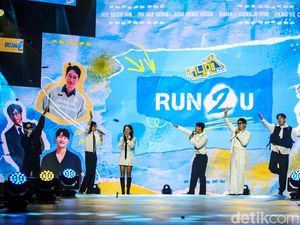 Gaya Running Man Manggung Pakai Batik dari Fans