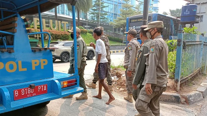 Satpol PP DKI Jakarta menjaring 695 orang pemerlu pelayanan kesejahteraan sosial (PPKS). (dok istimewa).