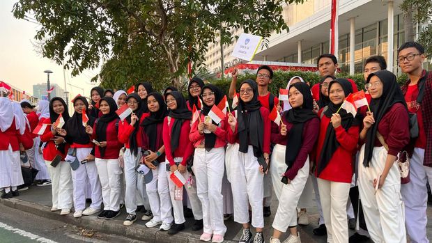 Sejumlah warga antusias melihat kirab bendera di Bundaran HI