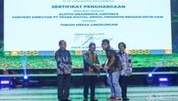 Dalam memberikan penghargaan, Siti Nurbaya didampingi Wakil Menteri LHK Alue Dohong serta Sekjen LHK Bambang Hendroyono.