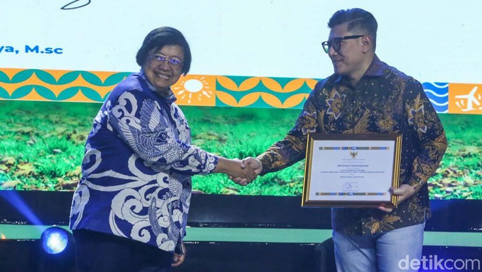 Selamat! Pemred dan Wapemred detikcom Terima Penghargaan KLHK Pemimpin Redaksi detikcom Alfito Deannova Gintings dan Wakil Pemimpin Redaksi Elvan Dany Sutrisno menerima penghargaan dari KLHK. Penghargaan diberikan di Festival Like 2.