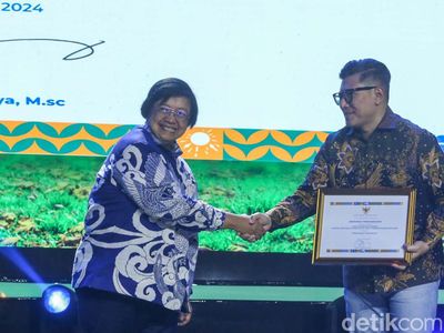 Selamat! Pemred dan Wapemred detikcom Terima Penghargaan KLHK