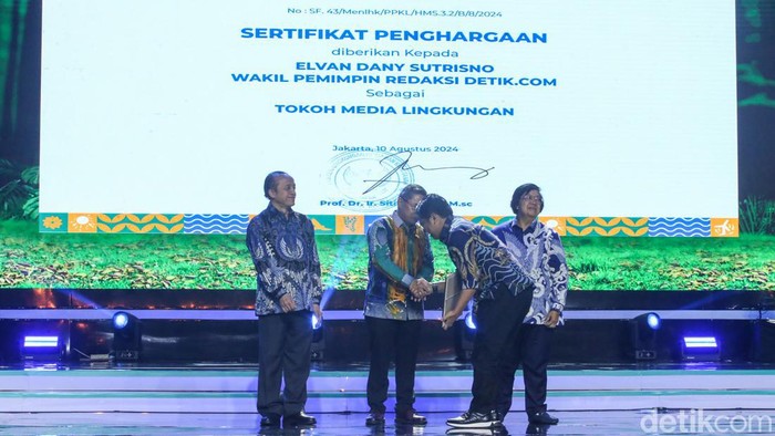 Pemimpin Redaksi detikcom Alfito Deannova Gintings dan Wakil Pemimpin Redaksi Elvan Dany Sutrisno menerima penghargaan dari KLHK. Penghargaan diberikan di Festival Like 2.